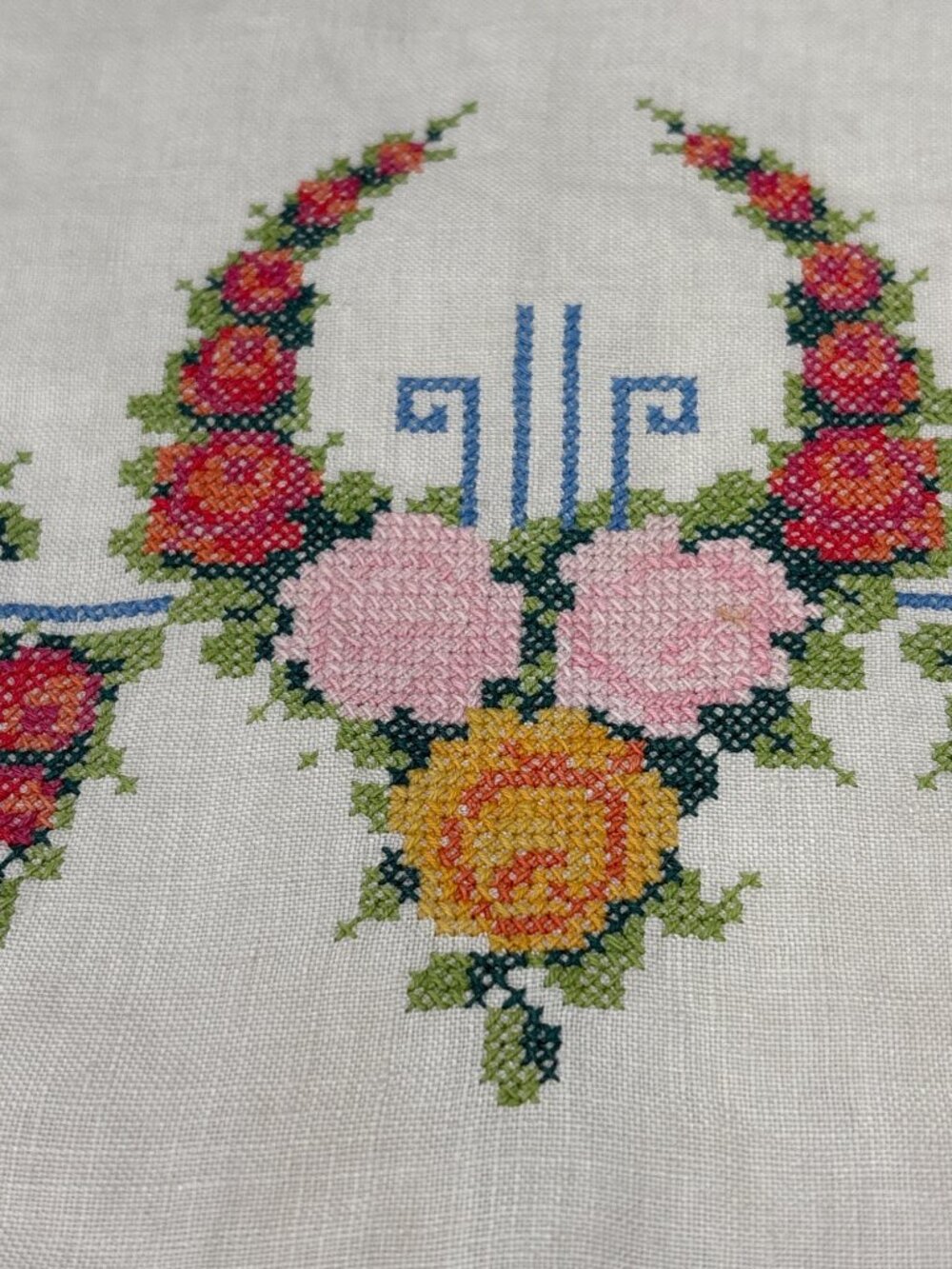 Embroidered Floral Linen Finger Towel Handmade 19" x 14" Delicate Stitching Vtg - Picture 7 of 10